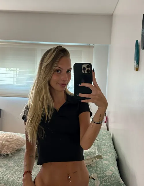 Thumbnail Sizzling Midriff Indulgence for Croptop Enthusiasts | croptopgirls