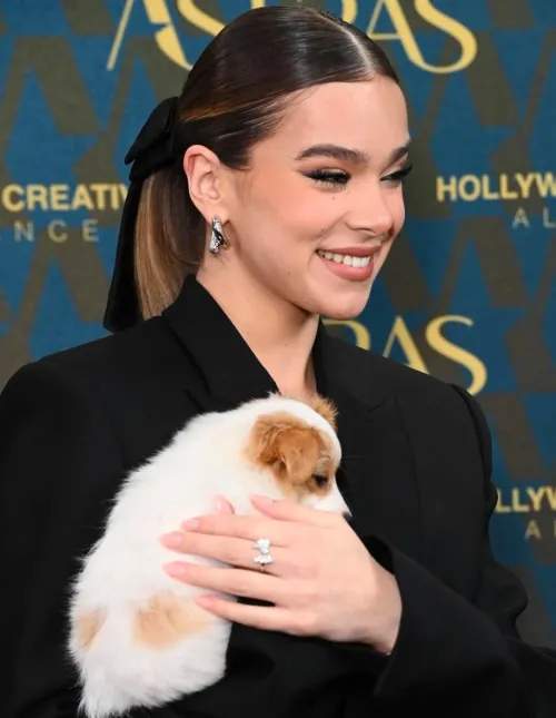 Thumbnail Admiring the Elegance of Hailee Steinfeld | cashmere1977_v3