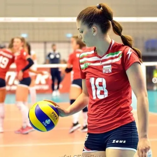 Thumbnail Volleyball Icon Eszter Pekrik in the Spotlight