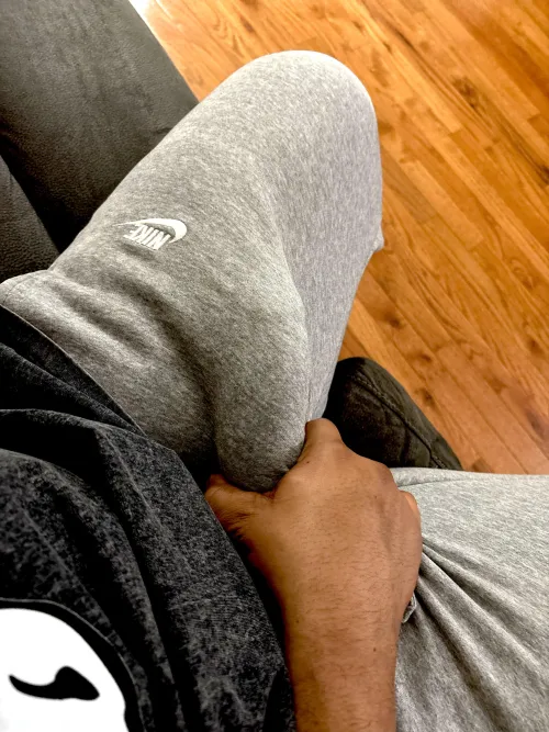 Thumbnail Grey Sweats Season: Keeping It Stylish