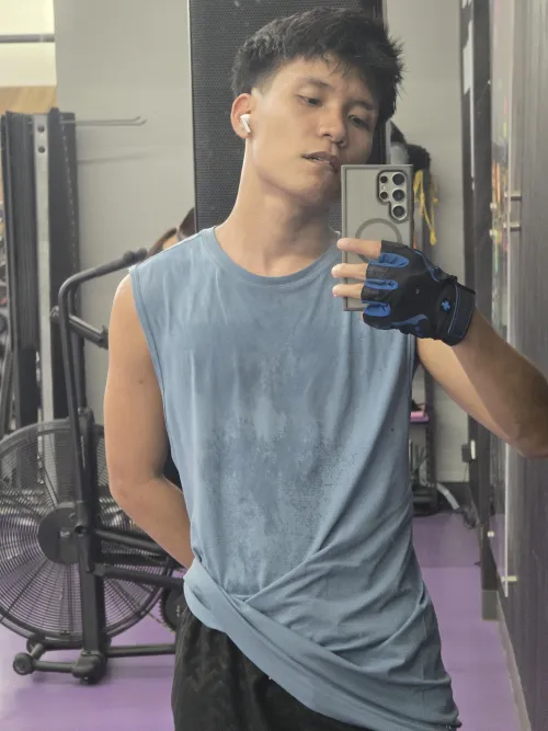 Thumbnail Its always the obligatory mirror selfie after hitting the gym by Dry-Jellyfish4257