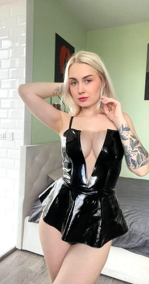 Thumbnail Feeling Good in This Suit: CharmingGoddessQueen's Comfort in ShinyPorn