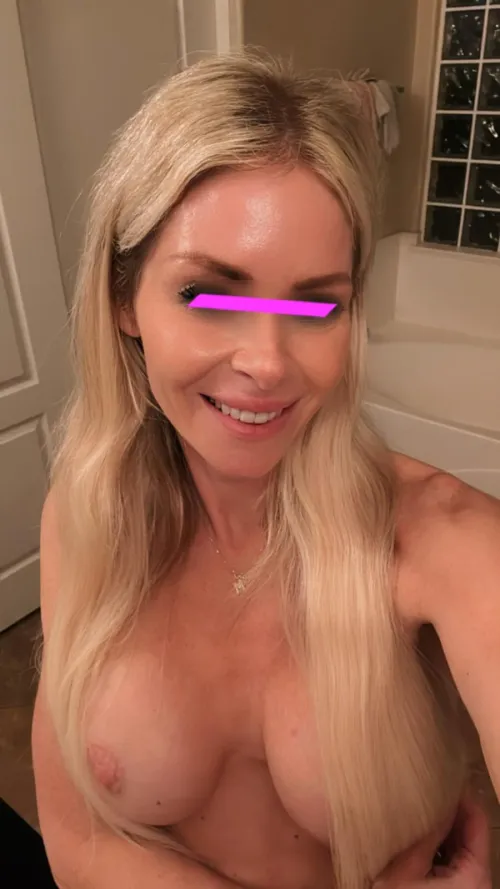 Thumbnail Peekaboo: Discover the Charm of fit_kimberly's Bolts