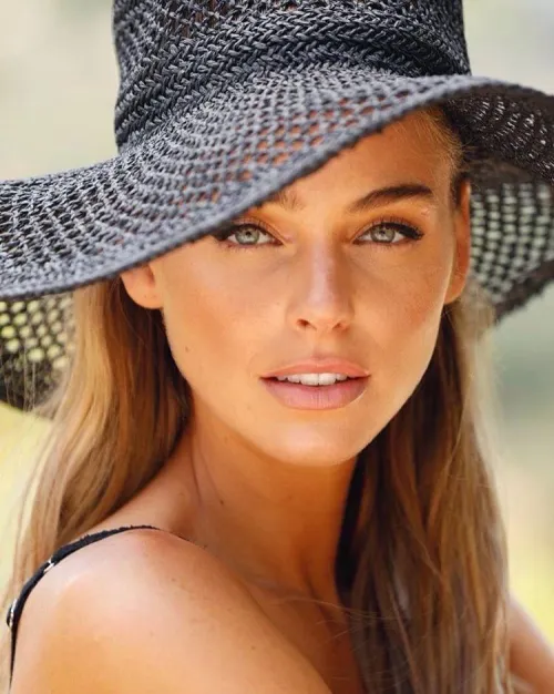 Thumbnail Elizabeth Turner: Capturing Beauty and Grace | Conscious-Dingo4463