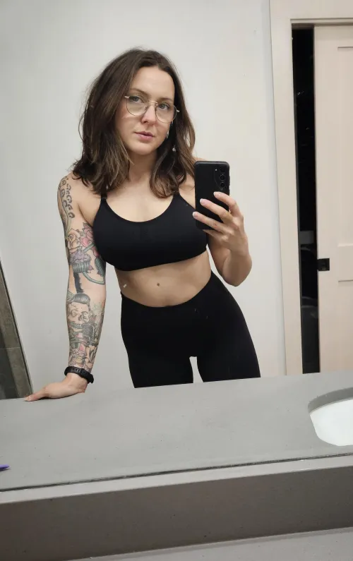Thumbnail MomWifeHoish Brunette: katerinashcherbatsky's Intriguing Persona