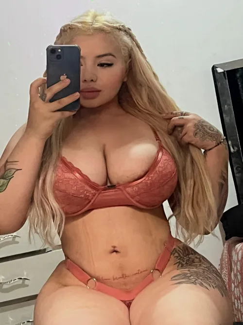 Thumbnail Mirror Selfies: Captivating Moments of Allure