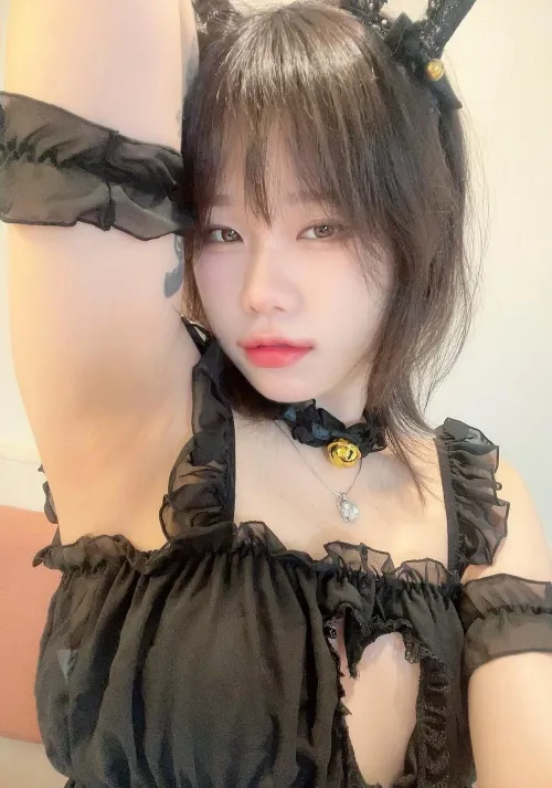 Thumbnail MasterpieceSouth880's Feline Vibe: Meow Smooth Armpits