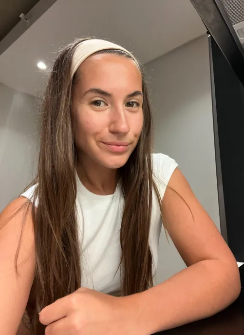 Thumbnail Pinkeland's Brunette Vibes - Embracing the Aura of Brunette Beauty