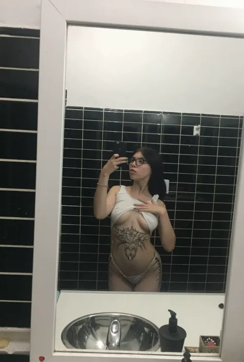 Thumbnail Wonderful_Sofiaa's MirrorSelfie Revelations: A Journey of Emotions