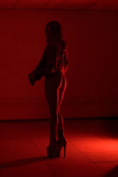 Thumbnail MJBPhoto Captures the Elegance of the Lady in Red in LaBeauteFeminine