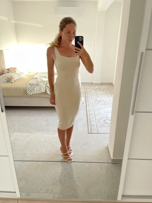 Thumbnail Preparing for a Date: Kkeysi's Tight Dress Insights