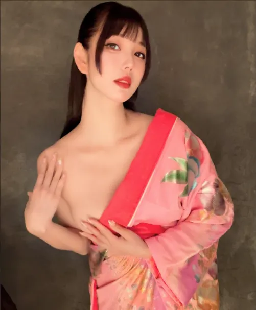 Thumbnail Ren's Allure Shining in JustHotWomen