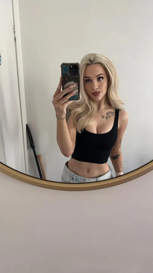 Thumbnail Rocking Crop Tops Even in Winter - Stay Stylish with aem787