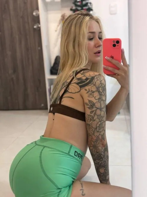Thumbnail xLilacLovelyLady Showcases Her Tattoo in a Stunning MirrorSelfie