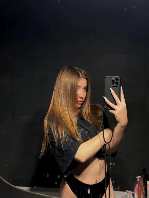 Thumbnail UsualInformal3731 Rocks the Croptop Look in the Morning
