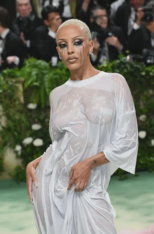 Thumbnail HellfireWhispers Delves into Fashion: Exploring Doja Cat's Style