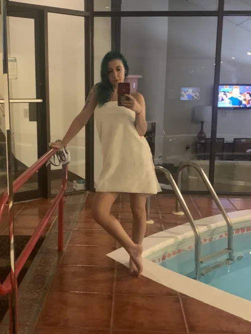 Thumbnail Towel Temptation: sirenskiss3's Bold Towel Selfie in MirrorSelfie