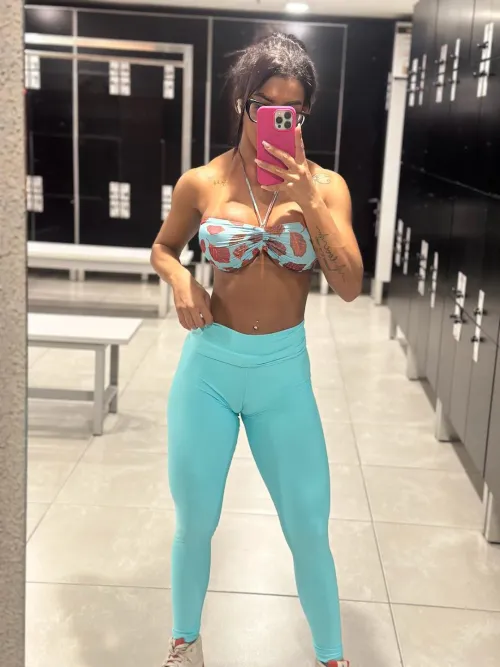 Thumbnail Vicbrhot's Weekend Wishes in YogaPants Adventure