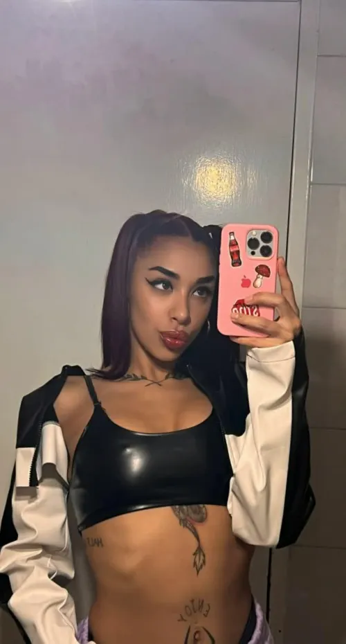 Thumbnail Sultry Views: Sasha_SultryQueen Dazzles in Mirror Selfie Shot