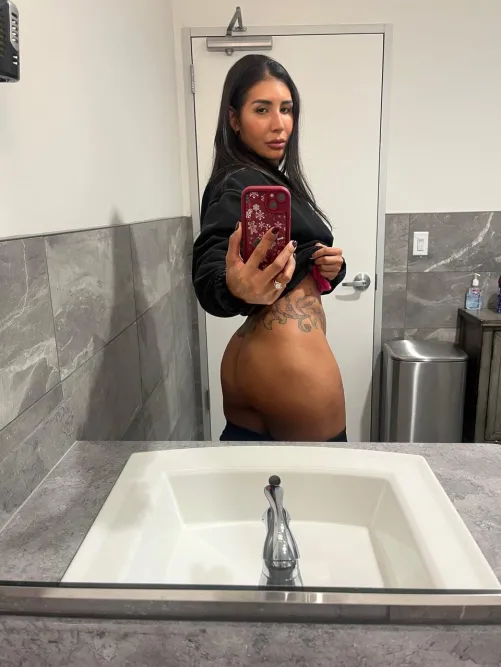 Thumbnail Meet the MrsJoness: The Sluttiest Girl at Work