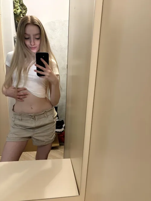 Thumbnail Quick Selfie Fashion: Joining the Crop Top Girls Craze