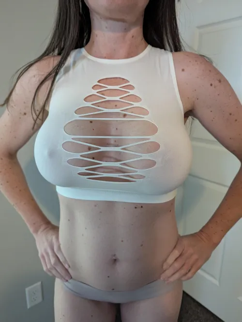 Thumbnail Theroseyjones: Discover the Story Behind This Top Made for Amazing Tits