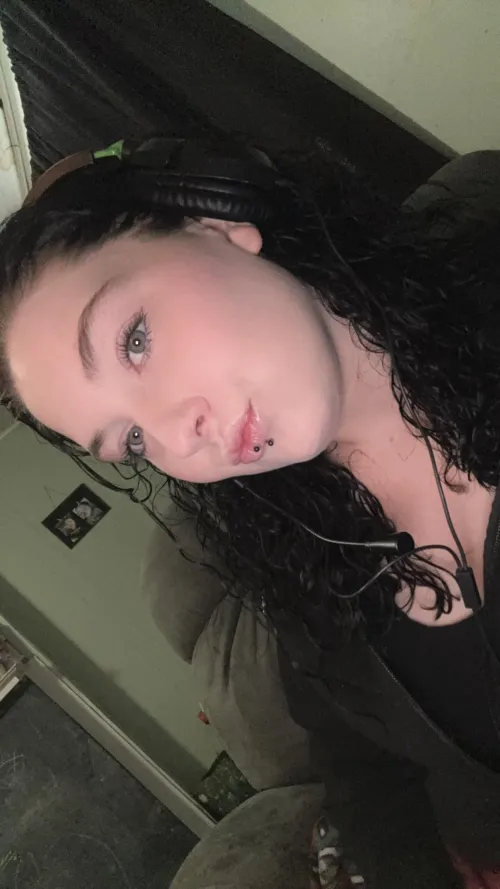 Thumbnail Choosing Between GFE or JOI | slutsofsnapchat Article by bbg312