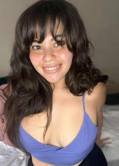 Thumbnail Natural Beauty Unveiled: Mollyzedolly's Braless Journey