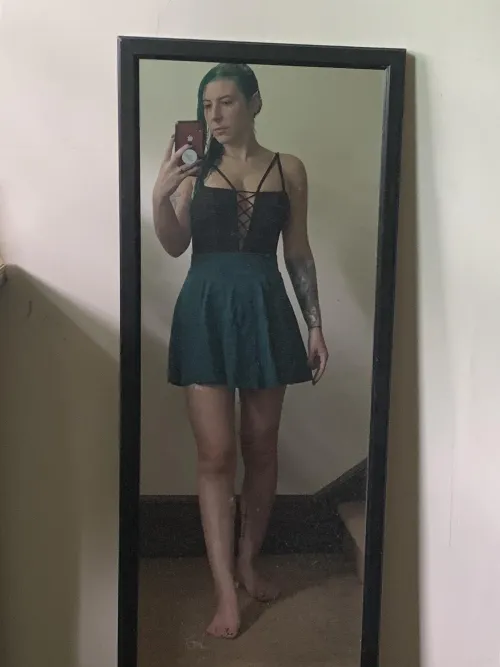 Thumbnail Fresh from the Shower: The Fit Mirror Selfie Look