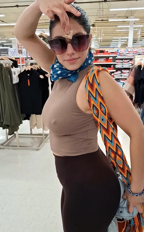 Thumbnail Braless_babe's Reveal: Only One Peeking Out Today in Pokies Category