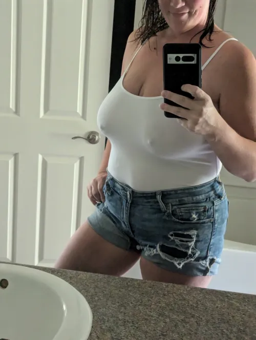 Thumbnail LaylaLouiseXoXo Asks: Did You Look Today? Sharing Content on braless