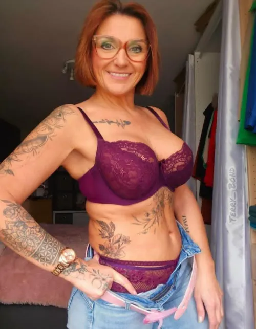 Thumbnail Happy Sunday Folks: Terry_Bond_03 Embraces GILF Vibes in Latest Photoshoot