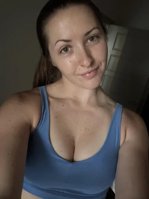 Thumbnail cumwcourt Praises Cleavage Aesthetics in Sports Bra - A Visual Delight for mycleavage Lovers