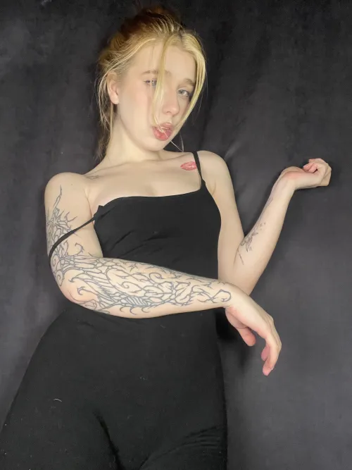 Thumbnail Explore Timeless Elegance: Black Dresses' Enduring Charm | Aporged80a1