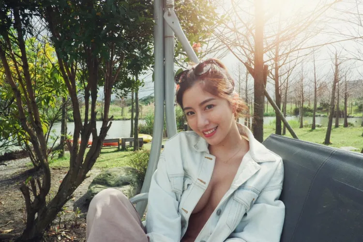 Thumbnail Embracing Warmth and Sensuality with Karen2000Ka