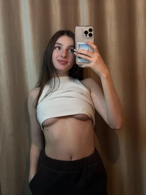 Thumbnail Humble Beauty Captured: A Mirror Selfie Tale