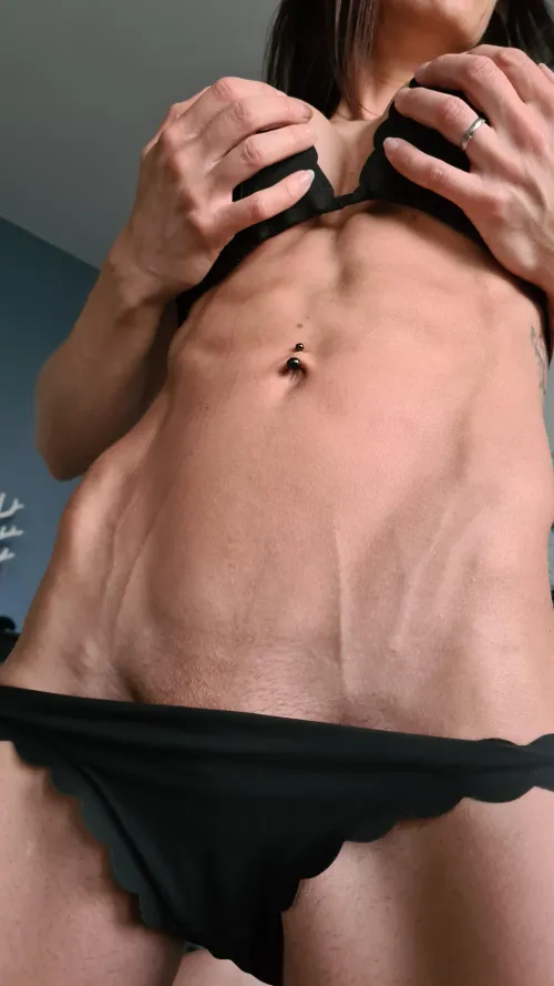 Thumbnail Muscle Muse: Captivating Bikini Beauty | Lily_Strong