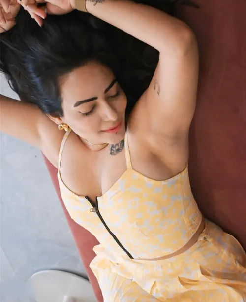 Thumbnail Aanchal Munjal: In-Depth Look at Armpit Fetish with Indian_Beast_