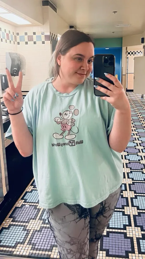Thumbnail DezzyDoe's Cool Reflection: Bathroom Mirror Selfie Delight