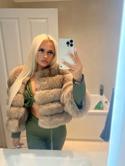 Thumbnail Rocking Green Elegance: Classygirls Fashion