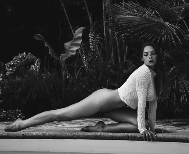 Thumbnail Seductive Olga: Explore KamDurant's Alluring Selfie