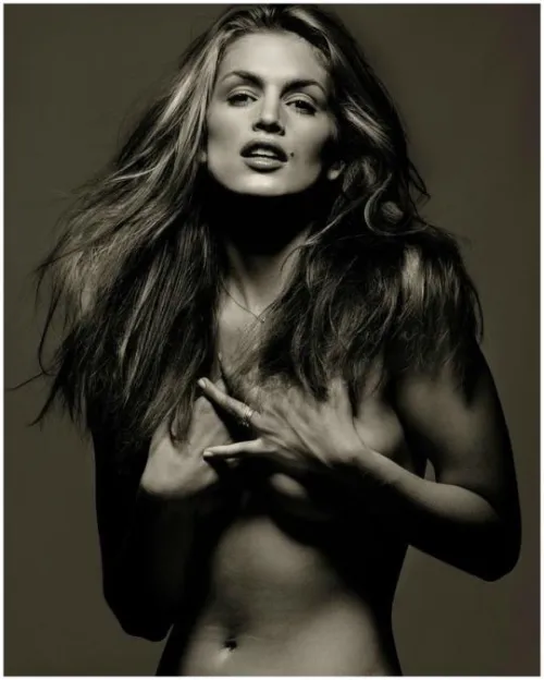 Thumbnail Iconic Beauty: The Legacy of Cindy Crawford