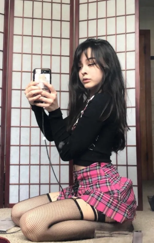 Thumbnail G-Sus27's Connection: Sharing Hi from a Playful Mirror Selfie