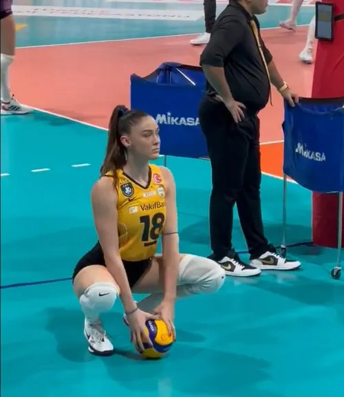 Thumbnail Discover Volleyball Star Zehra Gunes by HoodRunner_