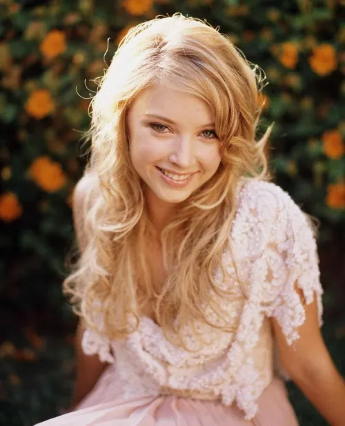 Thumbnail Graceful Grace: Elisabeth Harnois' Radiance Revealed | PrettyGirls