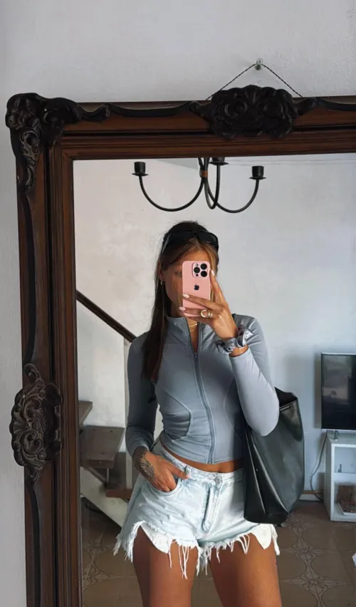Thumbnail Exploring Reflections in Mirror Selfies: Journey with Pupinax