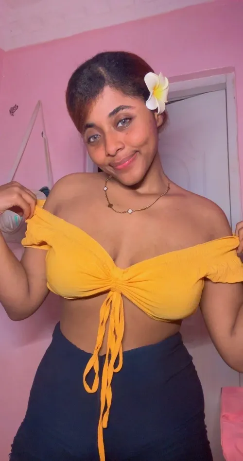 Thumbnail Trendy Crop Top Styles - Get Inspired by Mujerr_Cutiee's Latest Video