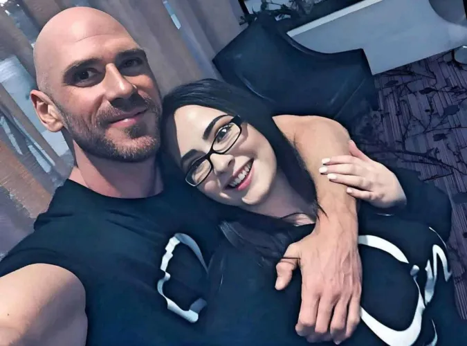 Thumbnail rejanclark's Mystery: Who Is She? Help Identify!