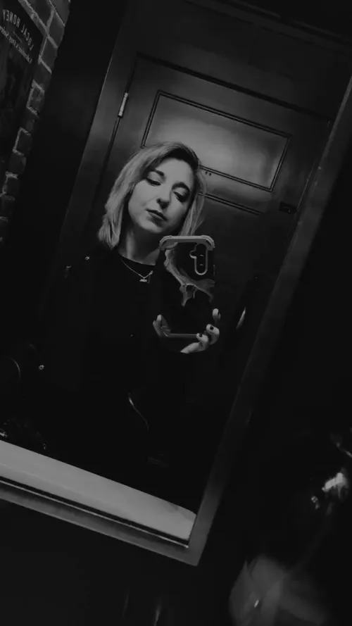 Thumbnail Reflecting a big mood | in a captivating MirrorSelfie