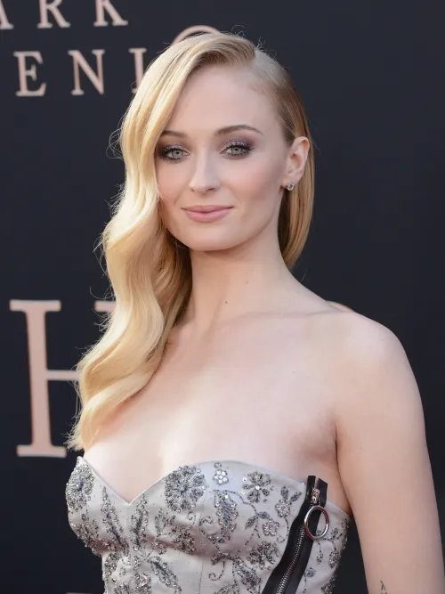 Thumbnail Sophie Turner: A Classy Display of Elegance | MadLibrary